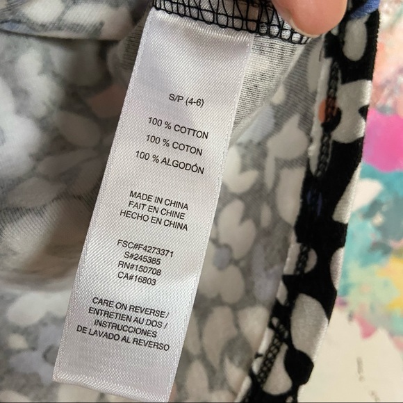 🖤Avon Floral Long-sleeved Tee w/ button details 3/$15 - Picture 6 of 6